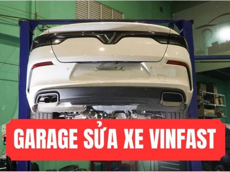 Kỹ thuật viên Vinfast đang kiểm tra hoặc sửa chữa hệ thống smartkey hoặc báo động của xe